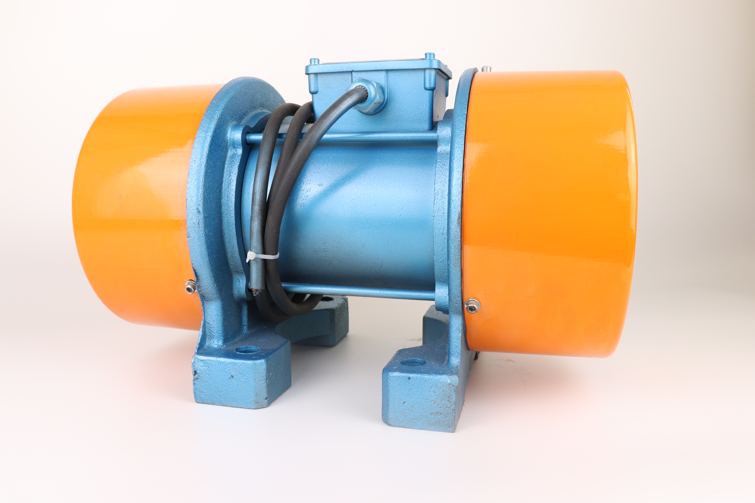 振動電機(jī)生產(chǎn)廠家-濟(jì)寧環(huán)中宇機(jī)電設(shè)備